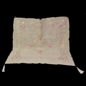 STYLIZOWANY OBRUS BEŻOWA TKANINA I HAFT WSTĄŻECZKOWY 88 X 88 CM