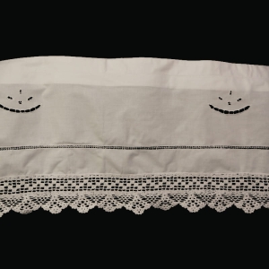 18098 PŁÓTNO I SZYDEŁKOWA KORONKA ZAZDROSTKA LAMBREKIN W BIELI 120 X 26 CM.jpg