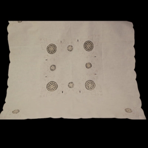 PŁÓTNO HAFCIKI I SZYDEŁKOWE WSTAWKI KREMOWY OBRUS 85 X 83 CM