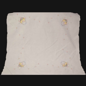 18670 WIELKANOC BIAŁY OBRUS HAFTOWANE PISKLAKI W KOSZYCZKACH 85 X 80 CM.jpg