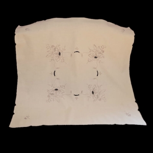 KREMOWE PŁÓTNO I BEŻOWE KWIATOWE HAFTY ŚLICZNY OBRUS 85 X 80 CM