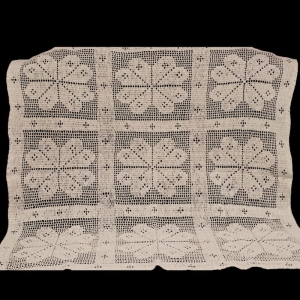 SZYDEŁKO BIAŁY OBRUS W DUŻE KWIATY 85 X 80 CM