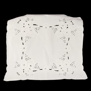 PŁOTNO I HAFT SZNURECZKOWY KOSZE KWIATÓW OBRUS W BIELI 77 X 75 CM