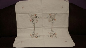 PIĘKNY OBRUSIK HAFT MASZYNOWY I MEREŻKI 88 x 82