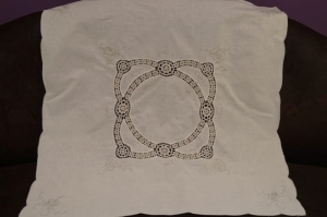 KREMOWY OBRUS Z BEŻOWYMI AŻUROWYMI HAFTAMI W STYLU SKANDYNAWSKIM 130 X 90 CM