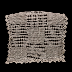 24506 SZYDEŁKO DELIKATNY BIAŁY OBRUS W SZACHOWNICĘ 72 X 65 CM.jpg