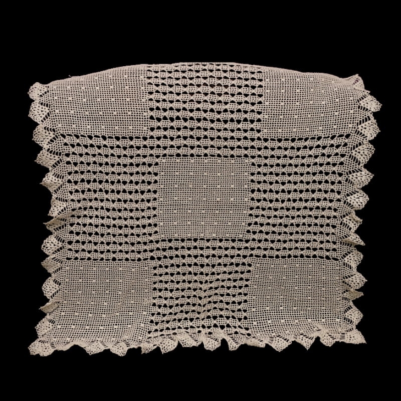 24506 SZYDEŁKO DELIKATNY BIAŁY OBRUS W SZACHOWNICĘ 72 X 65 CM.jpg