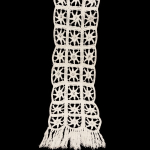 24516 SZYDEŁKO BIEŻNIK SERWETA SZARFA ŚRODKA STOŁU  Z FRĘDZLAMI 80 X 25 CM.jpg