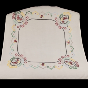 24525 BIAŁY OBRUS Z BARWNYM HAFTEM KRZYŻYKOWYM RÓŻE 105 X 100 CM.jpg