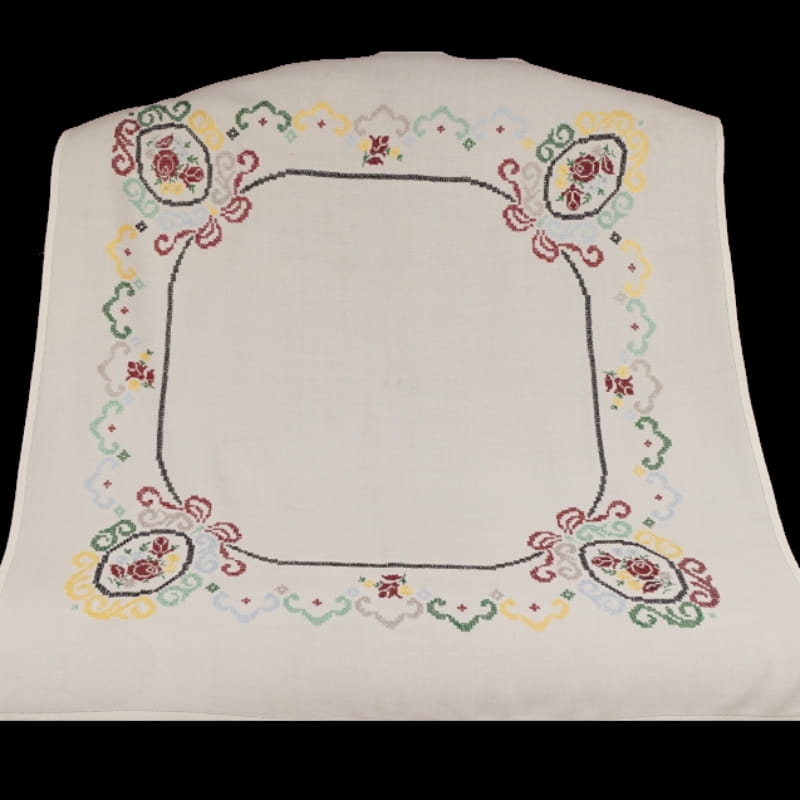 24525 BIAŁY OBRUS Z BARWNYM HAFTEM KRZYŻYKOWYM RÓŻE 105 X 100 CM.jpg