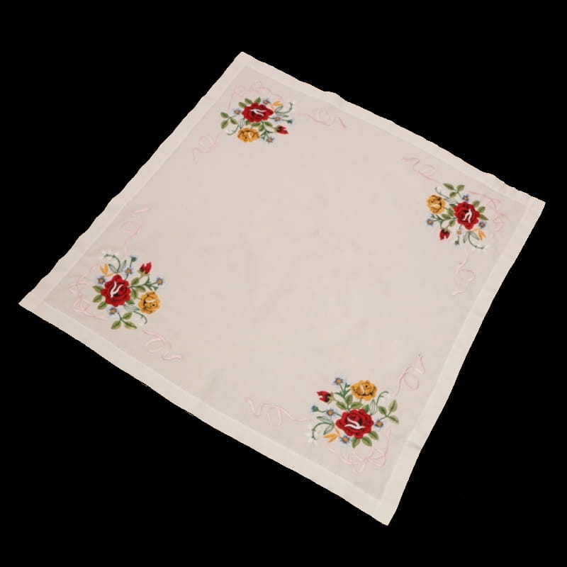 24971 BIAŁY OBRUS Z BARWNYMI HAFTOWANYMI BUKIETAMI KWIATÓW 75 X 70 CM.jpg