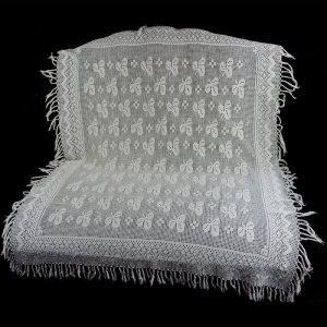 SZYDEŁKO ŁADNY OBRUS W LISTECZKI Z FRĘDZLAMI 115 X 100 CM