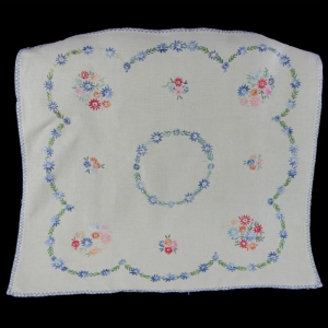 ŚLICZNY OBRUS W DROBNIUTKIE KOLOROWE STOKROTKI