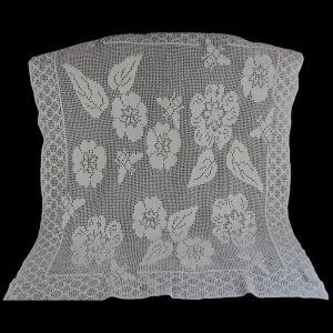 SZYDEŁKO OBRUS W DUŻE KWIATY Z PLASTYCZNYMI ELEMENTAMI 95 X 78 CM