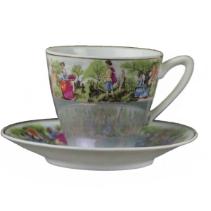 ZIELONA OPALIZOWANA FILIŻANKA I SPODEK ZE SCENKAMI RODZAJOWYMI