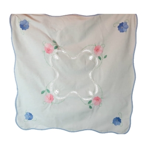 PŁÓCIENNY OBRUS KWIATOWE APLIKACJE I AŻURKI 78 X 76 CM