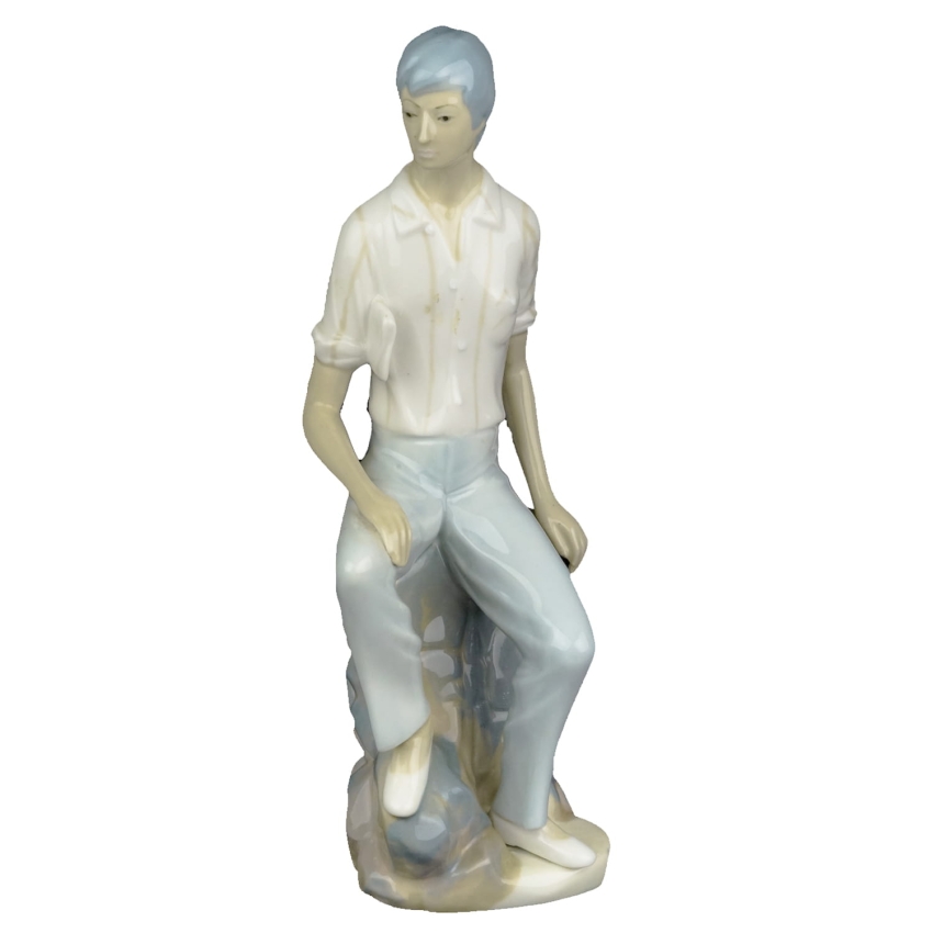 38864 CASADES ŚLICZNA FIGURA SIEDZĄCEGO MŁODEGO MĘŻCZYZNY (1).jpg