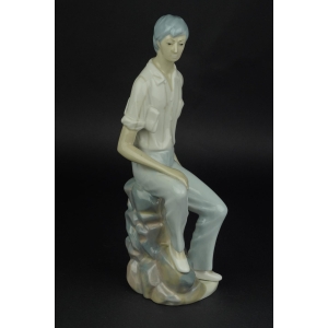 38864 CASADES ŚLICZNA FIGURA SIEDZĄCEGO MŁODEGO MĘŻCZYZNY (2).jpg