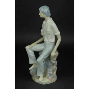 38864 CASADES ŚLICZNA FIGURA SIEDZĄCEGO MŁODEGO MĘŻCZYZNY (3).jpg