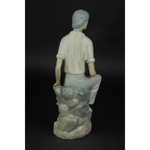 38864 CASADES ŚLICZNA FIGURA SIEDZĄCEGO MŁODEGO MĘŻCZYZNY (4).jpg