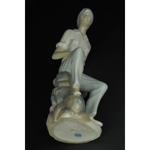 38864 CASADES ŚLICZNA FIGURA SIEDZĄCEGO MŁODEGO MĘŻCZYZNY (6).jpg