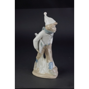 39240 CASADES HISZPANIA ŚLICZNA DUŻA FIGURA CHŁOPAKA Z GAZETĄ (2).jpg