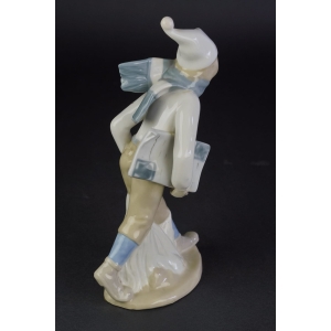 39240 CASADES HISZPANIA ŚLICZNA DUŻA FIGURA CHŁOPAKA Z GAZETĄ (4).jpg