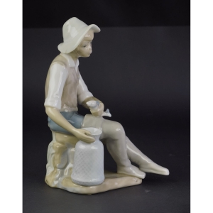39241 CASADES HISZPANIA ŚLICZNA DUŻA FIGURA CHŁOPAKA Z RYBĄ (2).jpg