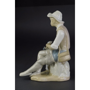39241 CASADES HISZPANIA ŚLICZNA DUŻA FIGURA CHŁOPAKA Z RYBĄ (3).jpg