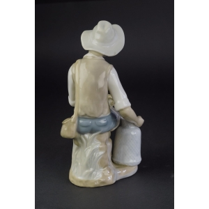 39241 CASADES HISZPANIA ŚLICZNA DUŻA FIGURA CHŁOPAKA Z RYBĄ (4).jpg