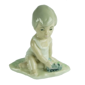 CASADES ŚLICZNA FIGURKA BAWIĄCEGO SIĘ CHŁOPCA