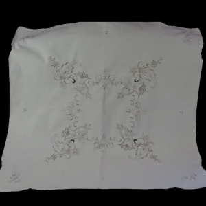 KREMOWY OBRUS Z BEŻOWYMI KWIATOWYMI HAFTAMI 84 X 82 CM