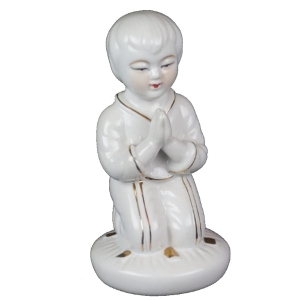 PORCELANOWA FIGURKA MODLĄCEGO SIĘ CHŁOPCA
