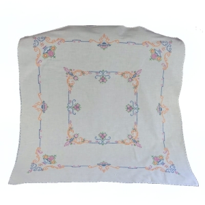 32417 DELIKATNY OBRUS PASTELOWY HAFT KRZYŻYKOWY 81 X 78 CM.jpg