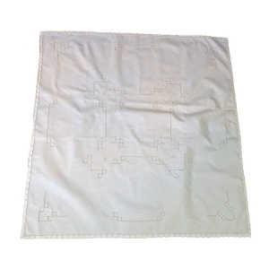 KREMOWY OBRUS Z KWIATOWYMI HAFTAMI I AŻURKAMI 82 X 80 CM