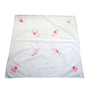 UJMUJĄCY BIAŁY OBRUS RÓŻANE APLIKACJE I HAFCIKI 83 X 83 CM