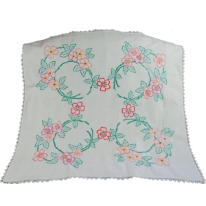 BIAŁY ADAMASZEK I KOLOROWE KWIATY Z SZYDEŁKOWĄ KORONKĄ 92 X 90 CM