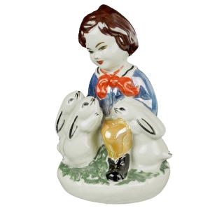 STEATYT FIGURKA DZIEWCZYNKI KARMIĄCEJ KRÓLIKI RĘCZNIE MALOWANA Z PAPIEWROWĄ ETYKIETĄ