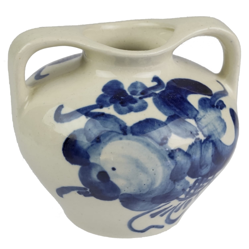 42970 KOŁOWŁOCŁAWEK WAZONIK Z USZAMI RĘCZNIE MALOWANE KOBALTOWE KWIATY (1).jpg