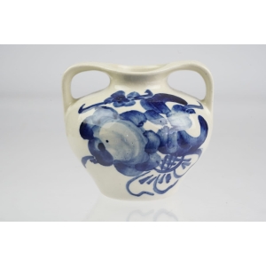 42970 KOŁOWŁOCŁAWEK WAZONIK Z USZAMI RĘCZNIE MALOWANE KOBALTOWE KWIATY (2).jpg