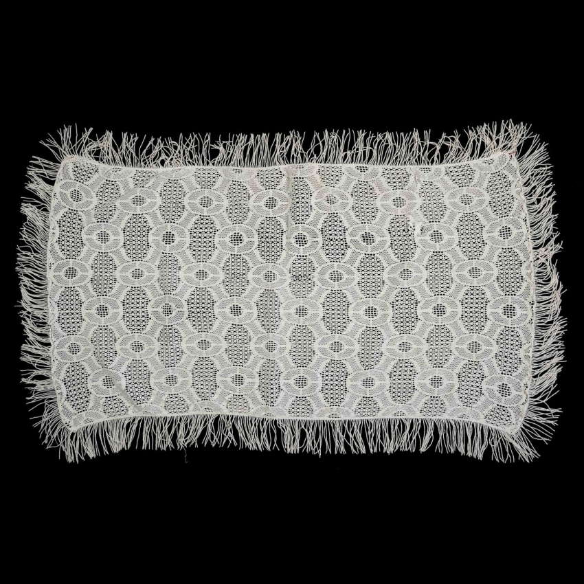 43239 KORONKA MASZYNOWA BIAŁY LEJĄCY STARY OBRUS Z FRĘDZLAMI 130 X 65 CM (1).jpg