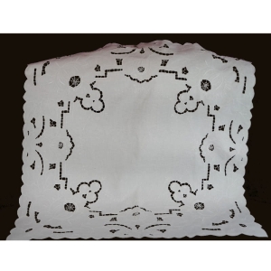 ŁADNY BIAŁY HAFTOWANY OBRUS DUŻE KWIATY I AŻURKI 84 X 83 CM