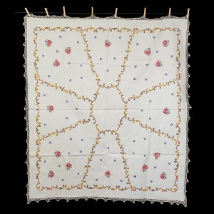 45678 STARY PŁÓCIENNY OBRUS HAFT KRZYŻYKOWY RÓŻE SZYDEŁKOWA KORONKA 145 X 127 CM (1).jpg
