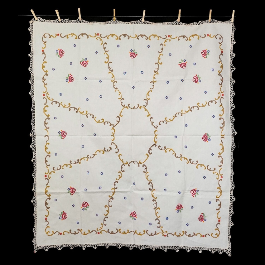 45678 STARY PŁÓCIENNY OBRUS HAFT KRZYŻYKOWY RÓŻE SZYDEŁKOWA KORONKA 145 X 127 CM (1).jpg