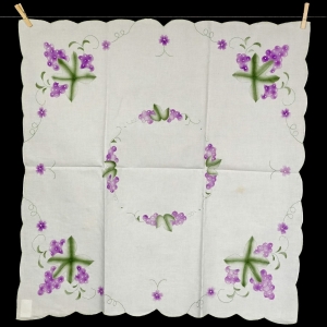 BIAŁY OBRUS Z RĘCZNIE MALOWANYMI WINOGRONAMI 83 x 80 cm