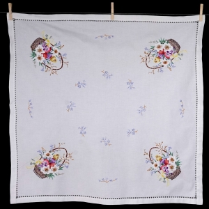 WIELKANOC OBRUS MOTYWAMI ŚWIĄTECZNYMI 84 X 81 CM