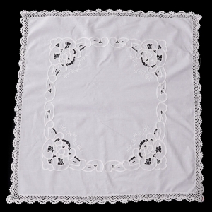 SZYDEŁKO I PŁÓTNO W BIELI HAFT SZNURECZKOWY I AŻURKI ŚLICZNY OBRUS 80 X 80 CM