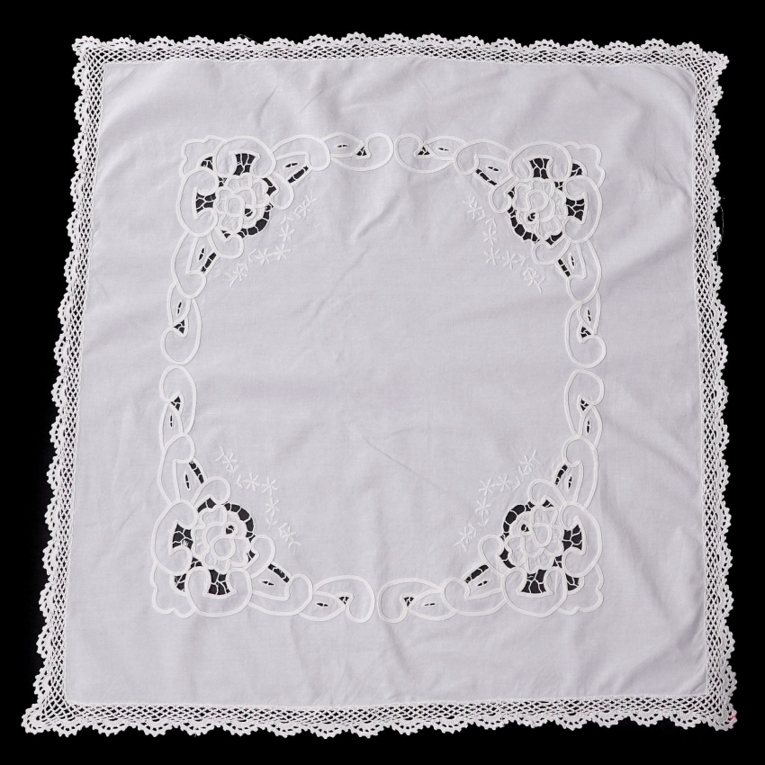 46566 SZYDEŁKO I PŁÓTNO W KREMIE HAFT SZNURECZKOWY I AŻURKI ŚLICZNY OBRUS 82 X 78 CM (1).jpg