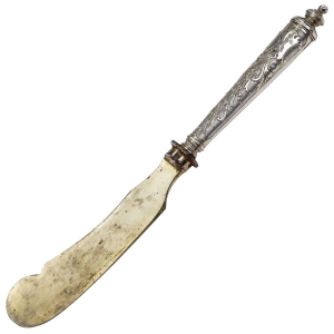 46657 BINDER WILHELM NÓŻ DO MASŁA ZE SREBRNYMI TRZONKAMI PRÓBA 800 (1).jpg