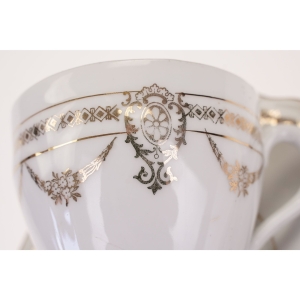 47055 SECESYJNA FILIŻANKA ZE SPODKIEM BIEL RELIEFY I ZŁOTE ORNAMENTY (3).jpg